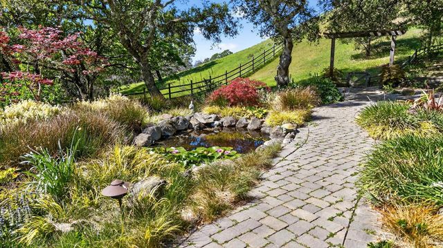 8373 Singing Hills Trl, Santa Rosa, CA 95404