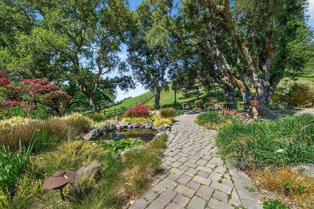 8373 Singing Hills Trl, Santa Rosa, CA 95404