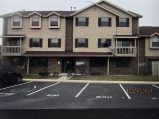 353 S Whispering hills Drive B, Naperville, IL 60540