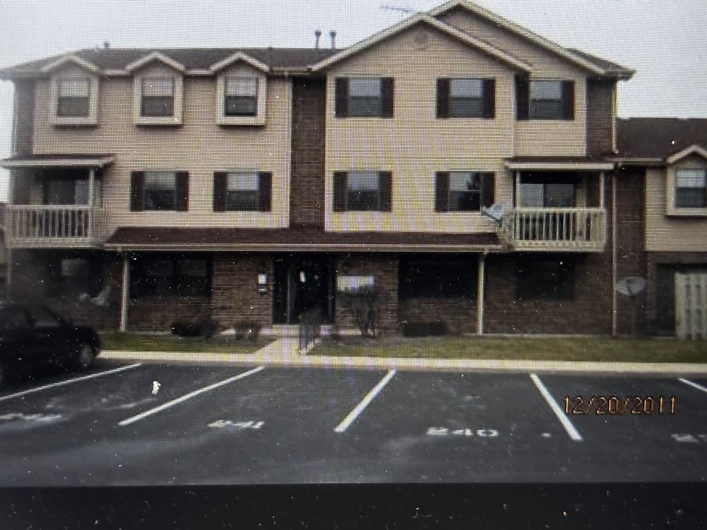 353 S Whispering hills Drive B, Naperville, IL 60540