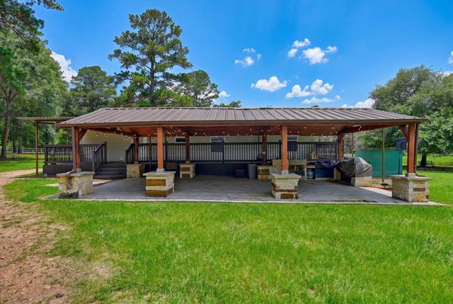 1182 Oak Crest Drive, New Ulm, TX 78950