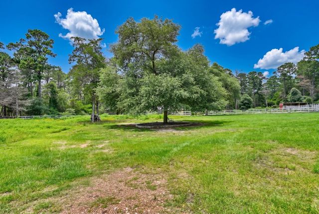 1182 Oak Crest Drive, New Ulm, TX 78950