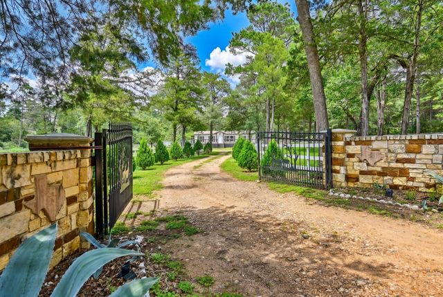 1182 Oak Crest Drive, New Ulm, TX 78950