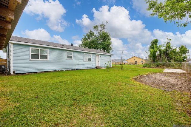 305 S Nickens Ave, Gonzales, LA 70737