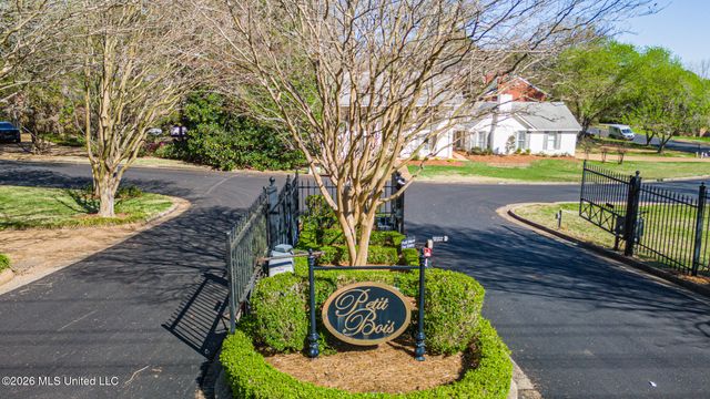 2004 S Petit Bois Street, Jackson, MS 39211