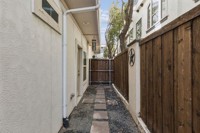 762 Spanish Oaks Place, Dallas, TX 75204