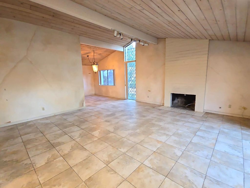 Image 10 of property listing at 5064 N Wishon Avenue # A, Fresno, CA 93704