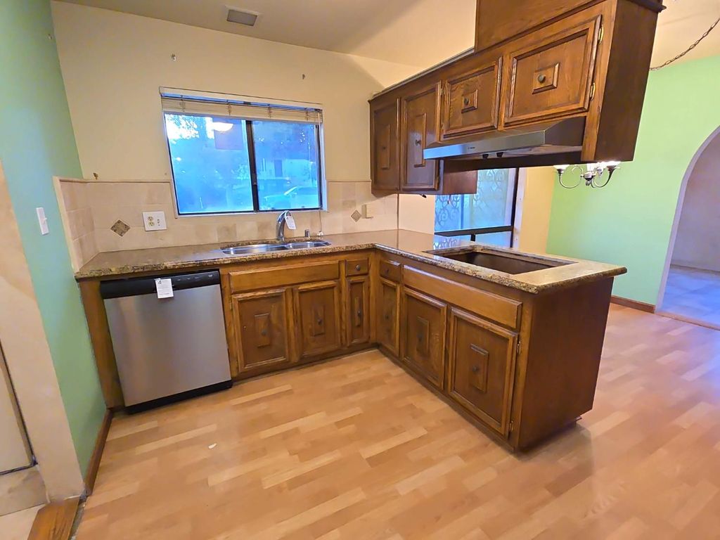 Image 5 of property listing at 5064 N Wishon Avenue # A, Fresno, CA 93704