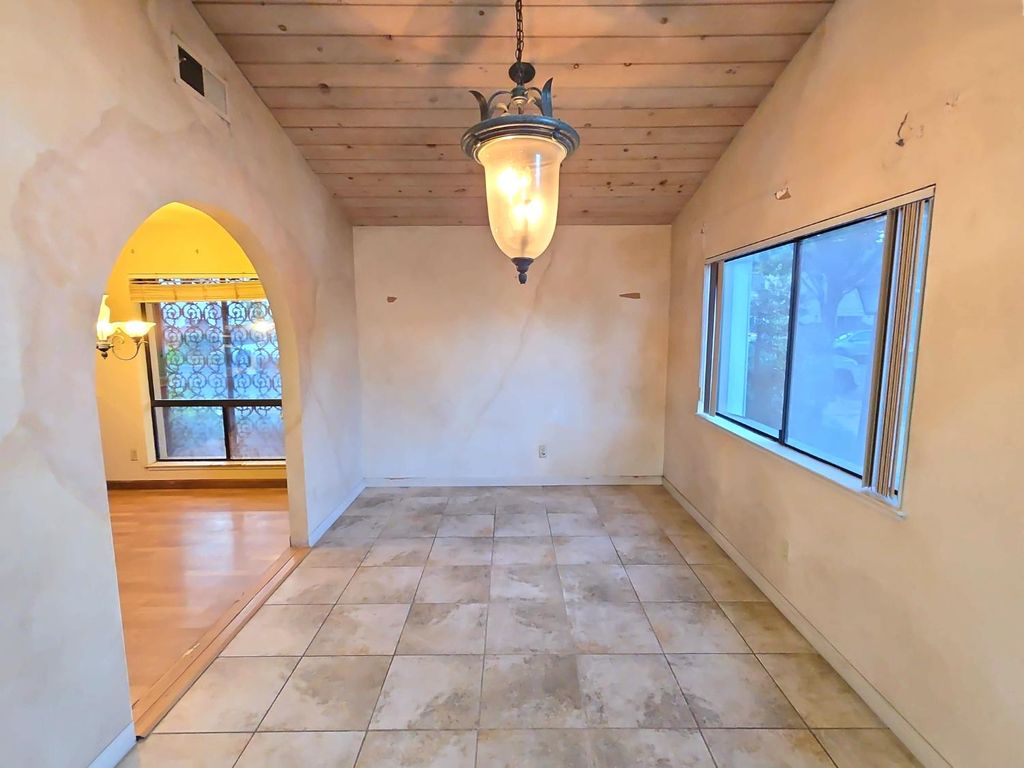 Image 8 of property listing at 5064 N Wishon Avenue # A, Fresno, CA 93704