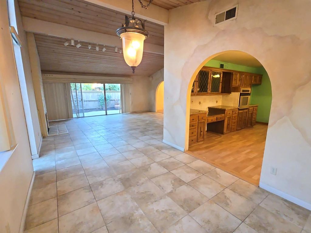 Image 9 of property listing at 5064 N Wishon Avenue # A, Fresno, CA 93704