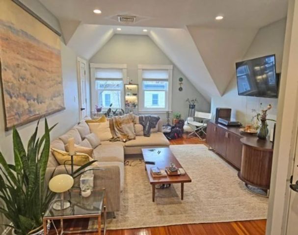 15 Walnut St, Somerville, MA 02143