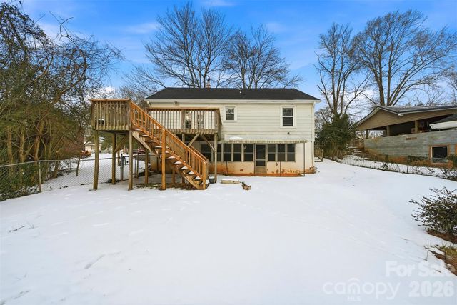 2036 4th Street NE, Hickory, NC 28601