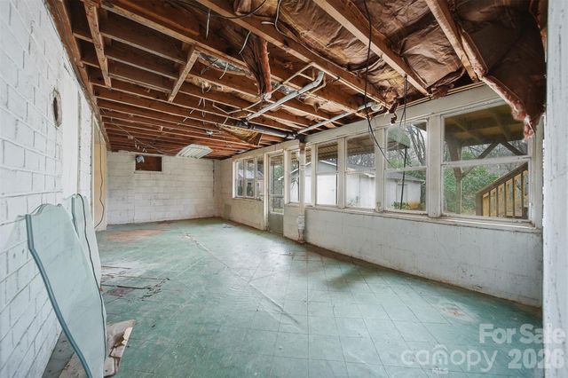 2036 4th Street NE, Hickory, NC 28601