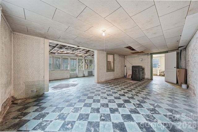 2036 4th Street NE, Hickory, NC 28601