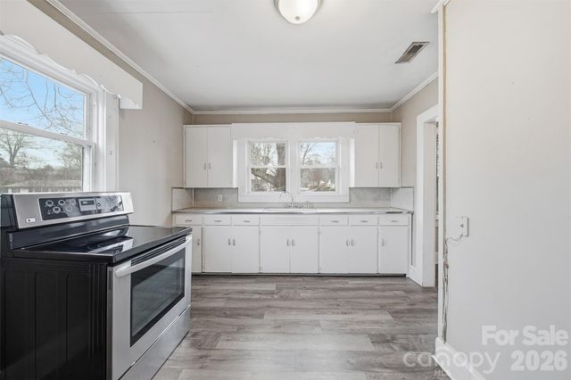 2036 4th Street NE, Hickory, NC 28601