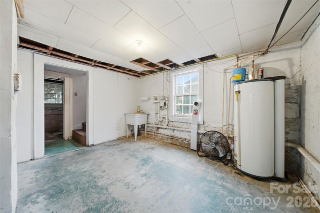 2036 4th Street NE, Hickory, NC 28601