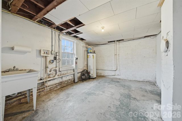 2036 4th Street NE, Hickory, NC 28601