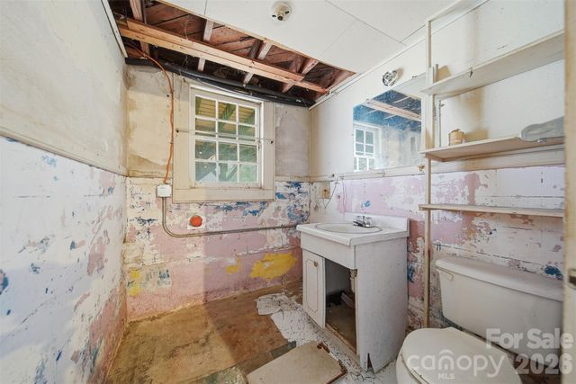 2036 4th Street NE, Hickory, NC 28601