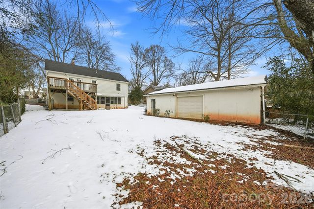 2036 4th Street NE, Hickory, NC 28601