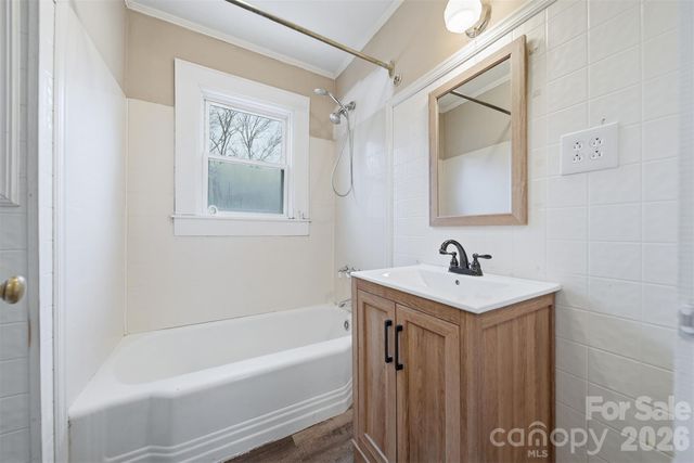 2036 4th Street NE, Hickory, NC 28601