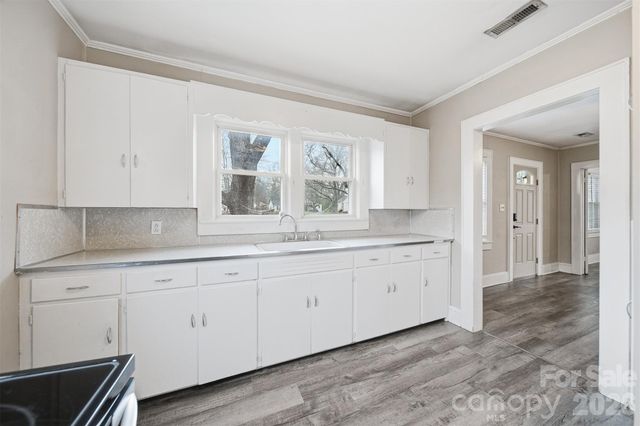 2036 4th Street NE, Hickory, NC 28601