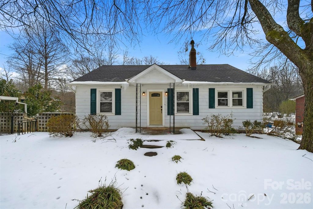 2036 4th Street NE, Hickory, NC 28601