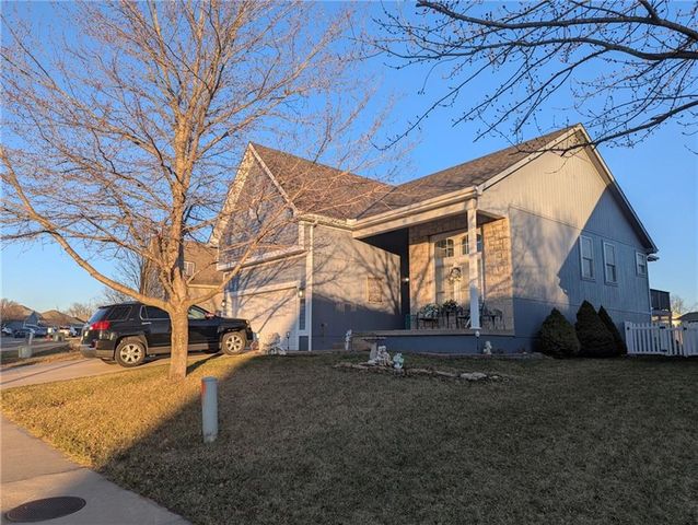 802 Redbud Drive, Paola, KS 66071