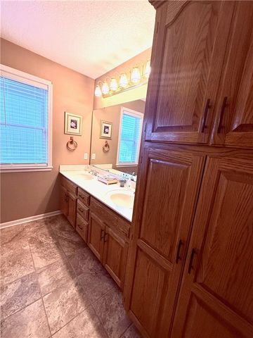 802 Redbud Drive, Paola, KS 66071