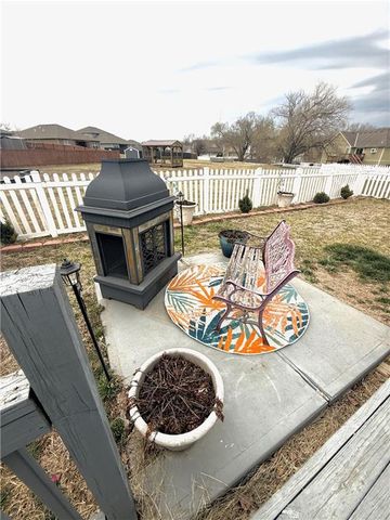 802 Redbud Drive, Paola, KS 66071