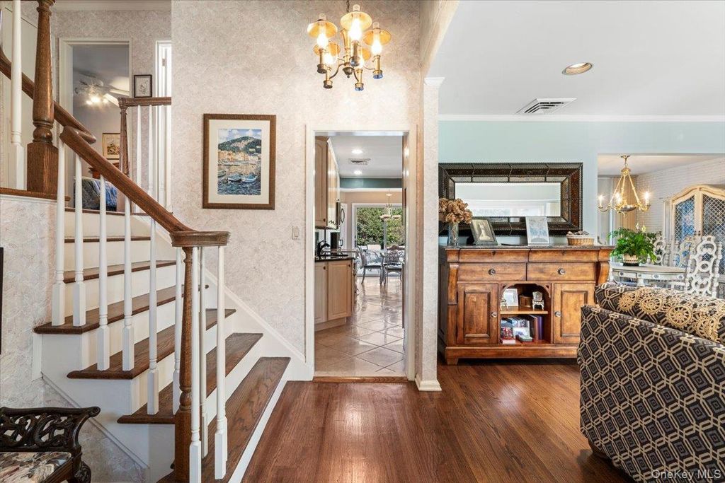 8 Temme Court, Plainview, NY 11803 — photo 3