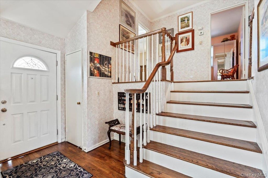8 Temme Court, Plainview, NY 11803 — photo 4