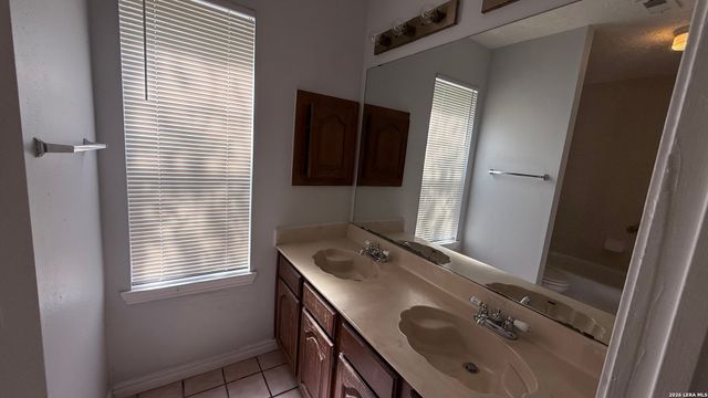 9039 WELLESLEY MANOR DR, San Antonio, TX 78240