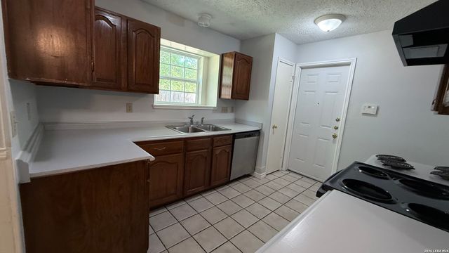 9039 WELLESLEY MANOR DR, San Antonio, TX 78240