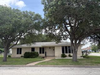 393 N Manse Ave, Giddings, TX 78942
