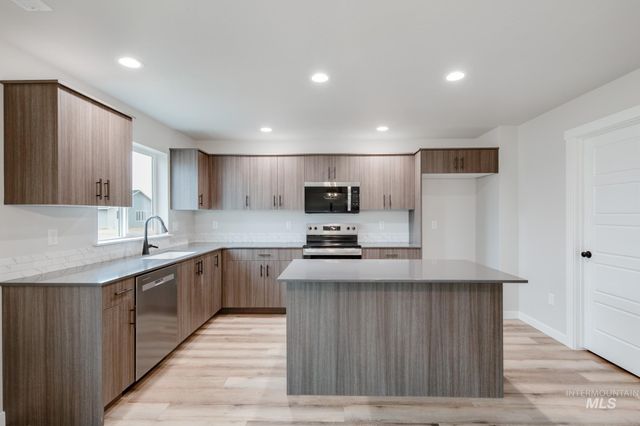 8190 E Cool River Loop, Nampa, ID 83687