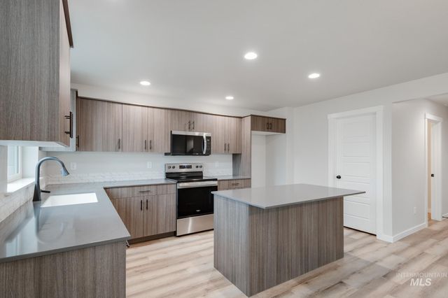 8190 E Cool River Loop, Nampa, ID 83687