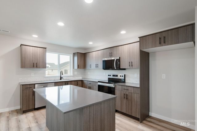 8190 E Cool River Loop, Nampa, ID 83687