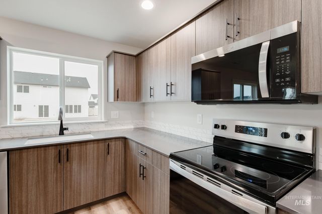 8190 E Cool River Loop, Nampa, ID 83687