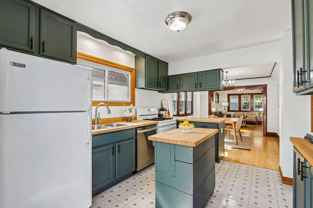 2214 Vollmer AVENUE, Milwaukee, WI 53207