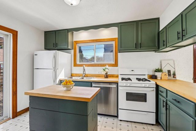 2214 Vollmer AVENUE, Milwaukee, WI 53207