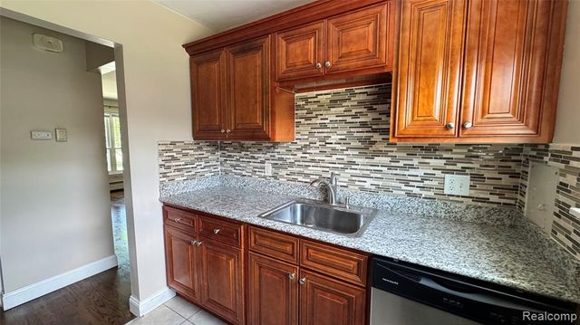2819 W Thirteen Mile Road 12, Royal Oak, MI 48073