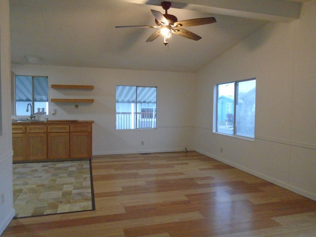 Image 3 of property listing at 860 E Grangeville Boulevard # 18, Hanford, CA 93230