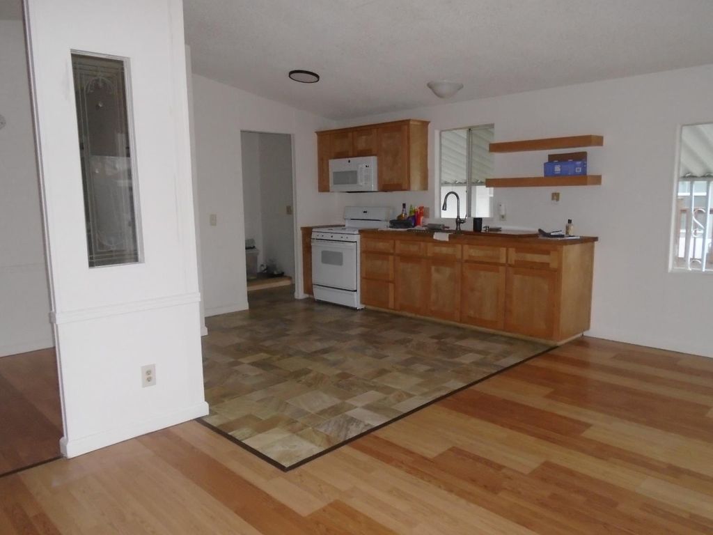 Image 4 of property listing at 860 E Grangeville Boulevard # 18, Hanford, CA 93230