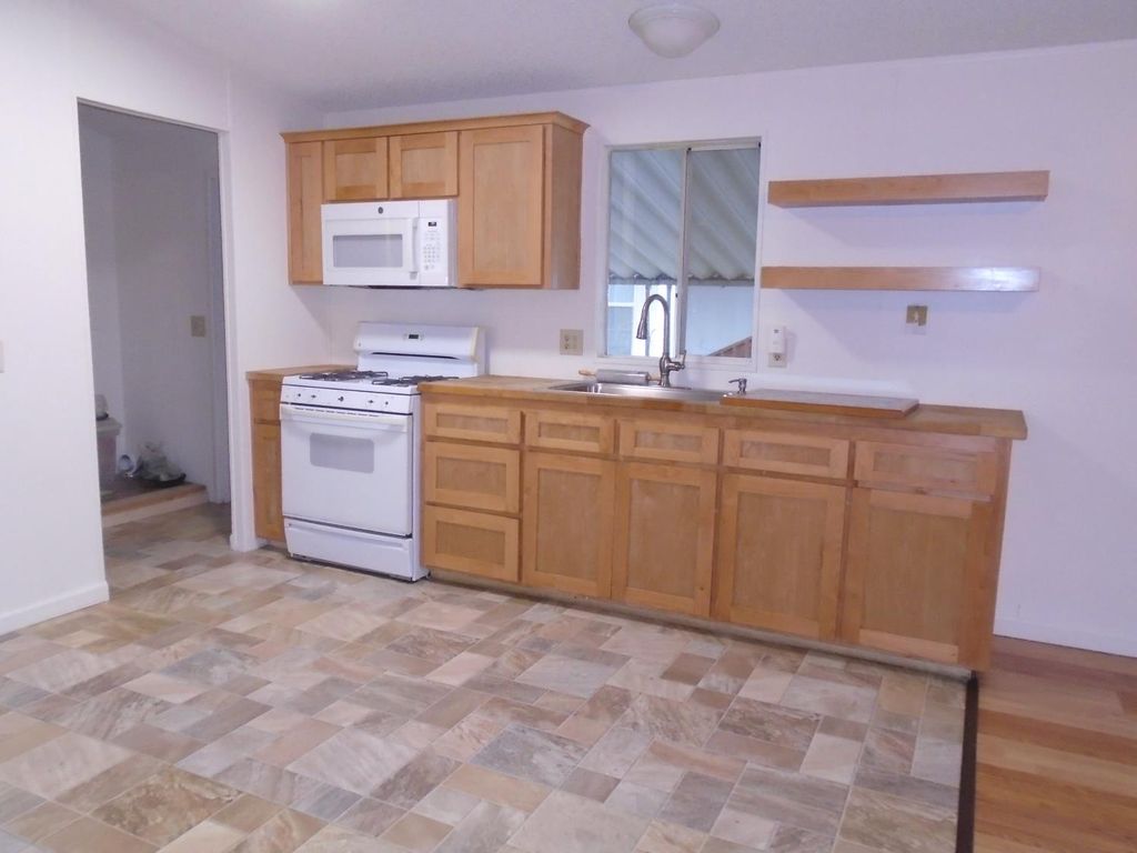 Image 5 of property listing at 860 E Grangeville Boulevard # 18, Hanford, CA 93230