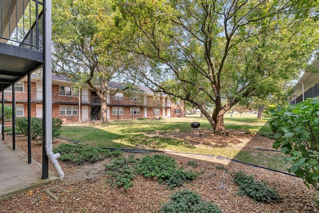 33 Briar Street 32, Glen Ellyn, IL 60137