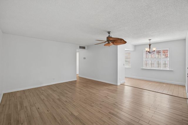 10 Flanders A, Delray Beach, FL 33484