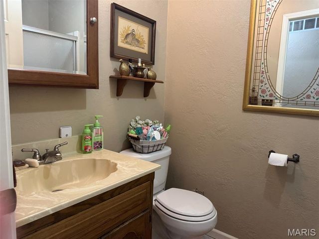 20448 Oakway Drive, Lebanon, MO 65536