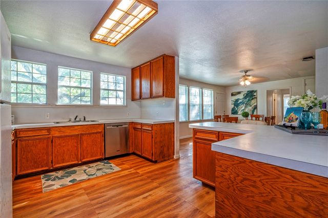 118 Island Dr, Lake City, TX 78368