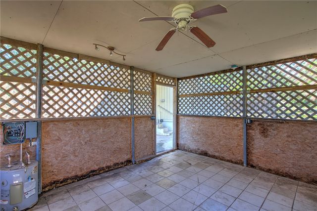 118 Island Dr, Lake City, TX 78368