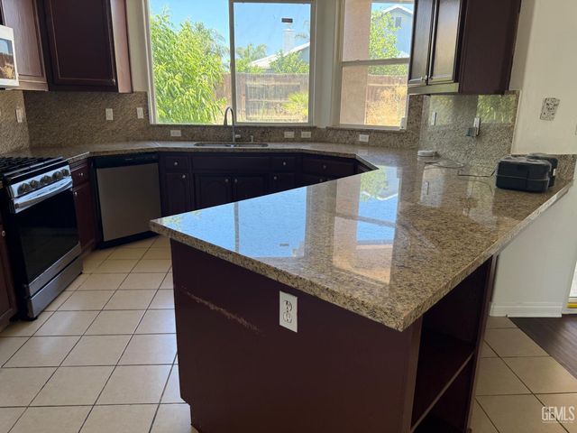 2802 Silver Shore Lane, Bakersfield, CA 93313